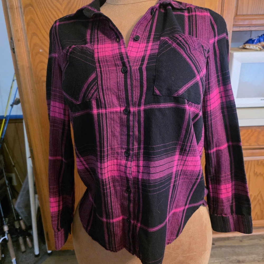 H&M  Pink and Black Plaid Checkered long sleeve button down shirt. Womens Size 2